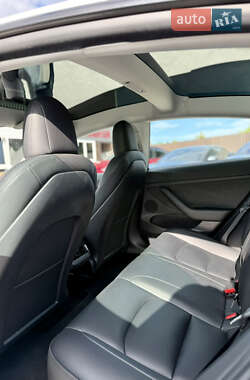 Седан Tesla Model 3 2022 в 