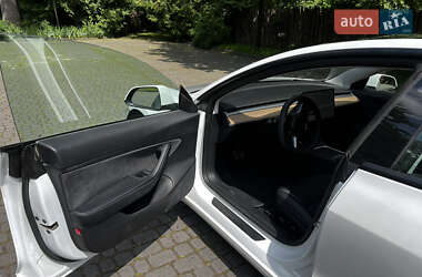 Седан Tesla Model 3 2021 в 
