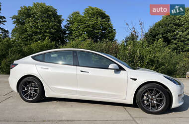 Седан Tesla Model 3 2022 в 