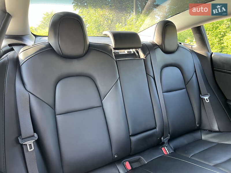 Седан Tesla Model 3 2022 в Стрые