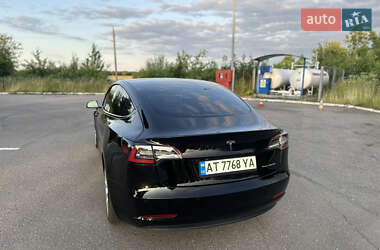 Седан Tesla Model 3 2022 в 