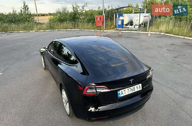 Седан Tesla Model 3 2022 в 