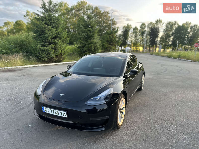 Седан Tesla Model 3 2022 в Івано-Франківську