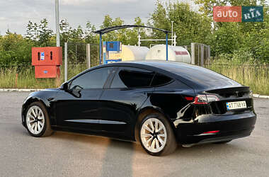 Седан Tesla Model 3 2022 в 