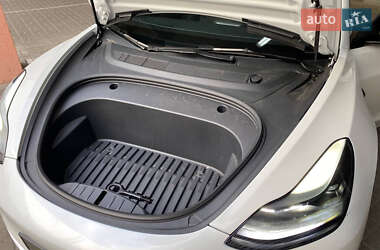 Седан Tesla Model 3 2023 в 