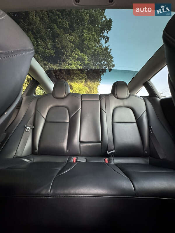 Седан Tesla Model 3 2022 в Ровно