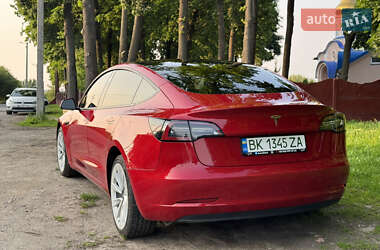 Седан Tesla Model 3 2022 в 