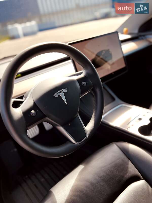 Седан Tesla Model 3 2023 в Ровно