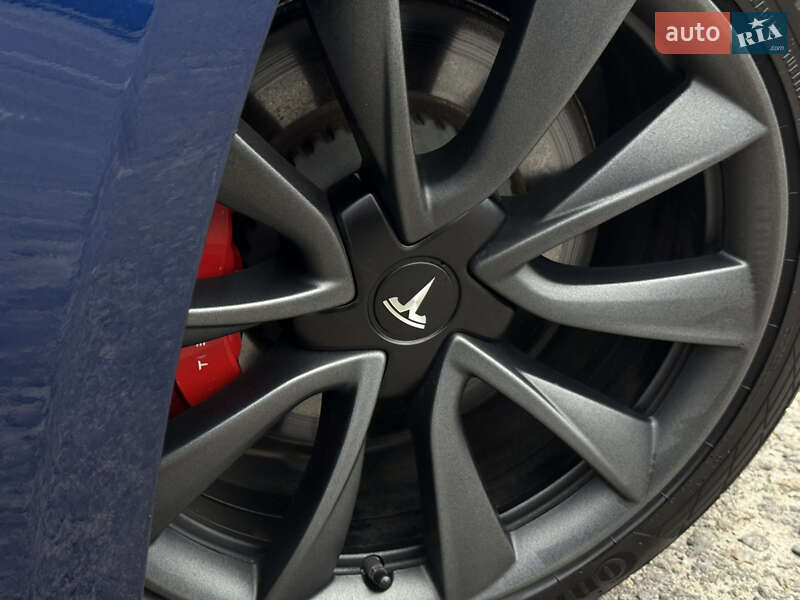 Седан Tesla Model 3 2021 в Киеве