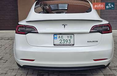 Седан Tesla Model 3 2021 в 