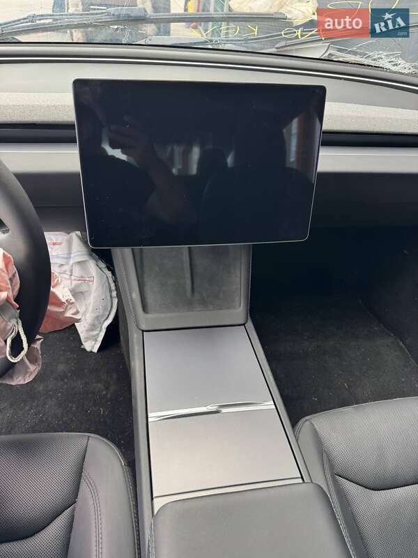Седан Tesla Model 3 2024 в Львове