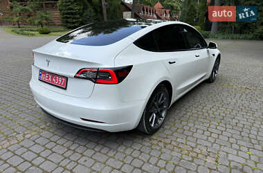 Седан Tesla Model 3 2022 в 