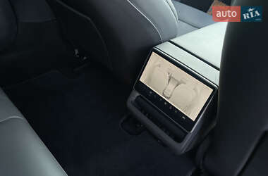 Седан Tesla Model 3 2024 в 
