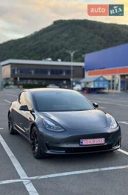 Седан Tesla Model 3 2022 в 