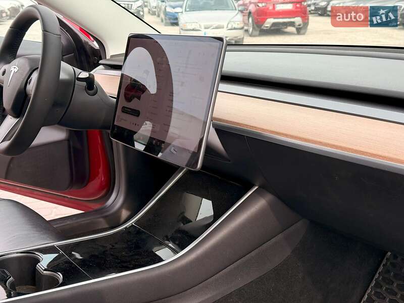 Седан Tesla Model 3 2019 в Львові