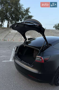 Седан Tesla Model 3 2022 в 