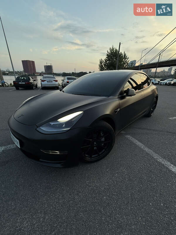 Седан Tesla Model 3 2022 в 