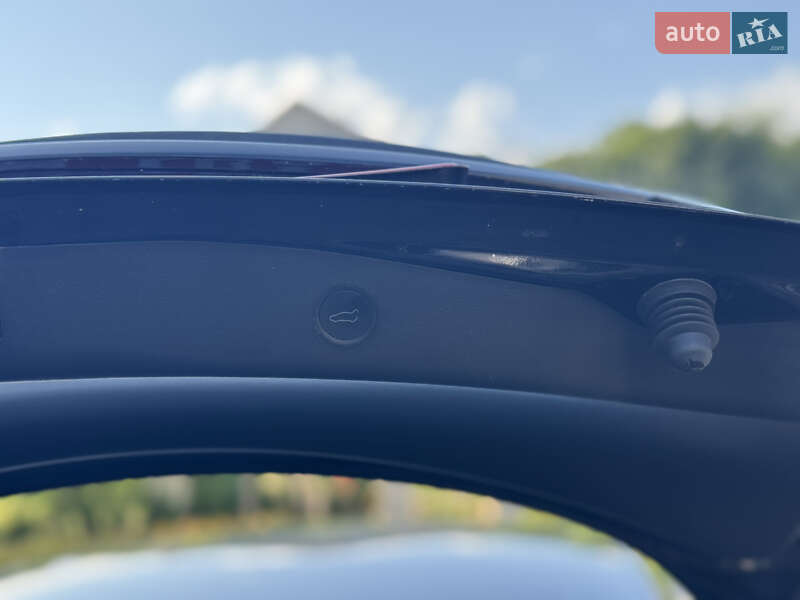 Седан Tesla Model 3 2023 в Львове