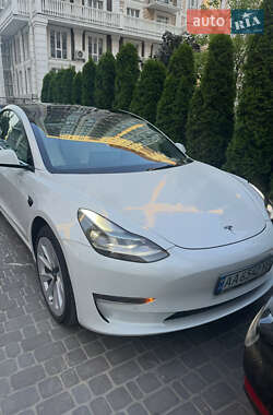 Седан Tesla Model 3 2021 в 