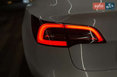 Седан Tesla Model 3 2021 в 