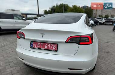 Седан Tesla Model 3 2022 в 