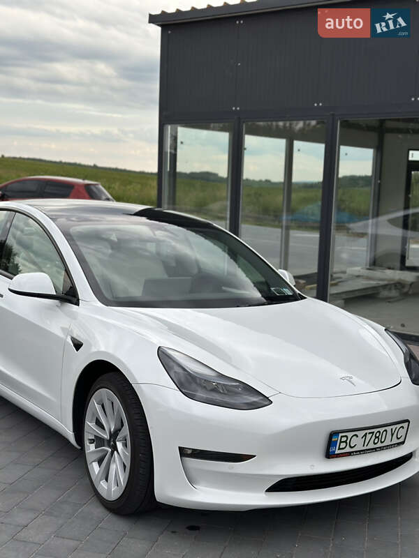 Седан Tesla Model 3 2022 в Мостиске