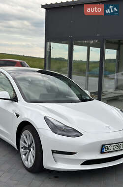 Седан Tesla Model 3 2022 в 