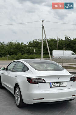 Седан Tesla Model 3 2022 в 