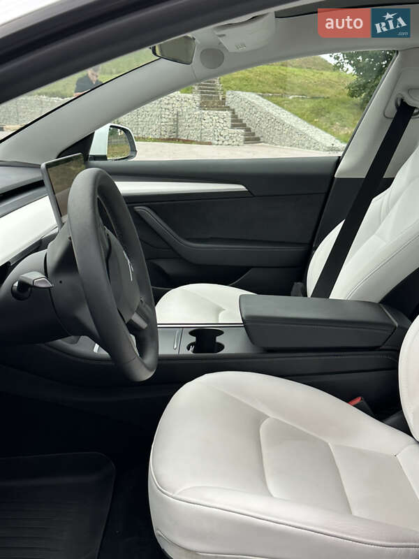 Седан Tesla Model 3 2022 в Мостиске