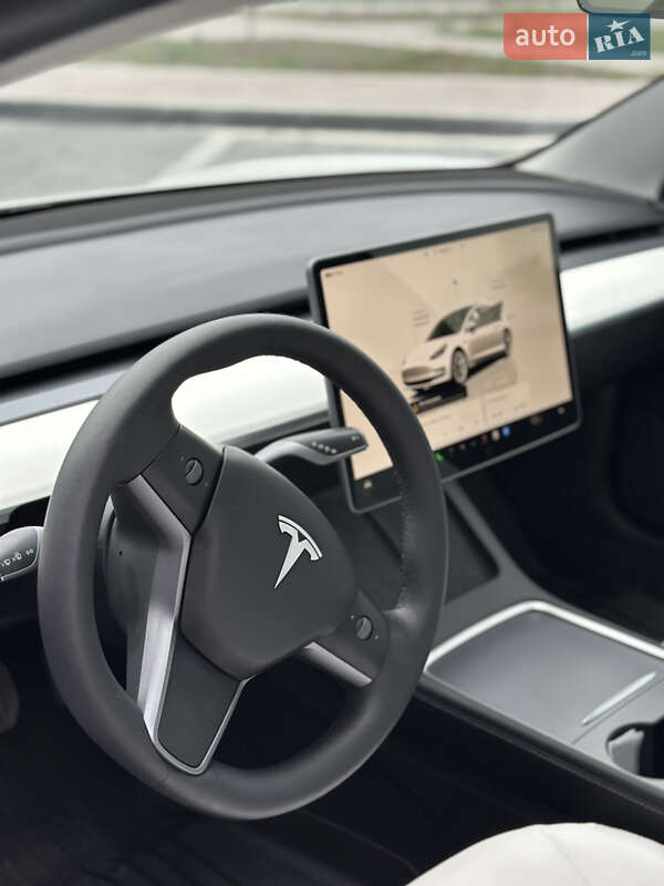 Седан Tesla Model 3 2022 в Мостиске