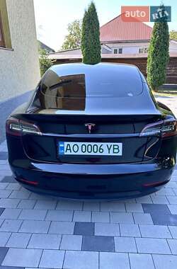 Седан Tesla Model 3 2022 в 