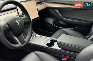 Седан Tesla Model 3 2022 в 