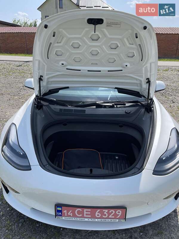 Седан Tesla Model 3 2023 в Львові