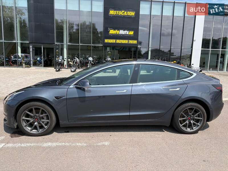 Седан Tesla Model 3 2019 в Ровно