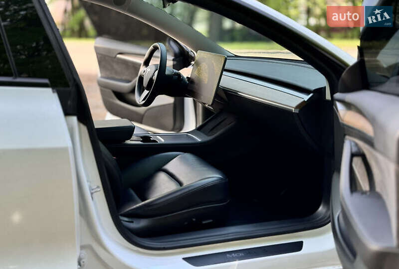 Седан Tesla Model 3 2022 в Львове