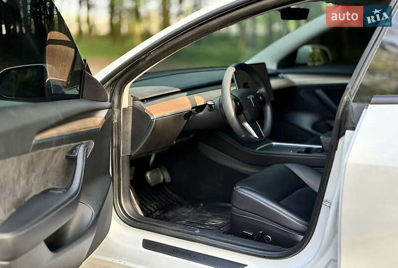 Седан Tesla Model 3 2022 в Львове