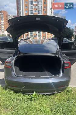 Седан Tesla Model 3 2022 в 