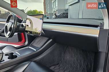 Седан Tesla Model 3 2021 в 