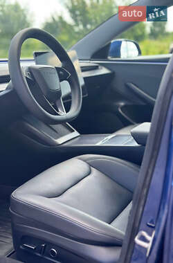 Седан Tesla Model 3 2024 в 