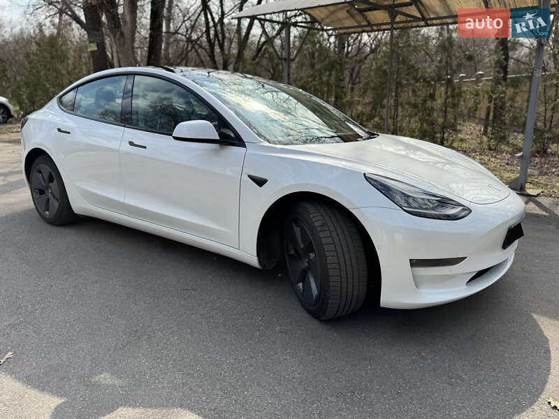 Седан Tesla Model 3 2022 в 