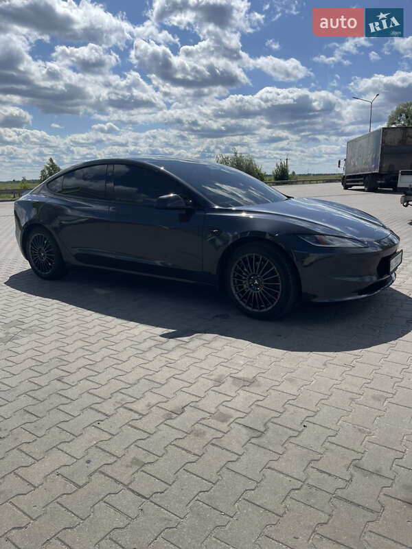 Седан Tesla Model 3 2024 в Буче
