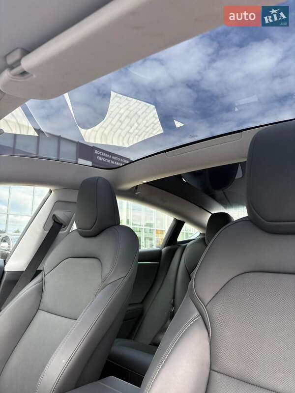 Седан Tesla Model 3 2024 в Ровно