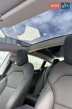 Седан Tesla Model 3 2024 в 