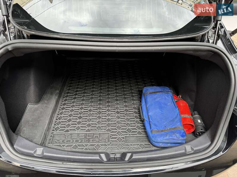 Седан Tesla Model 3 2020 в Києві