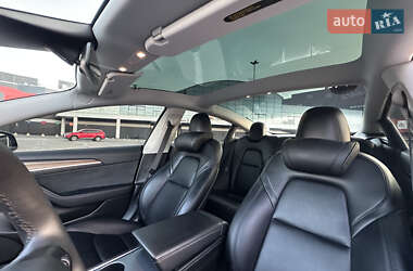 Седан Tesla Model 3 2022 в 