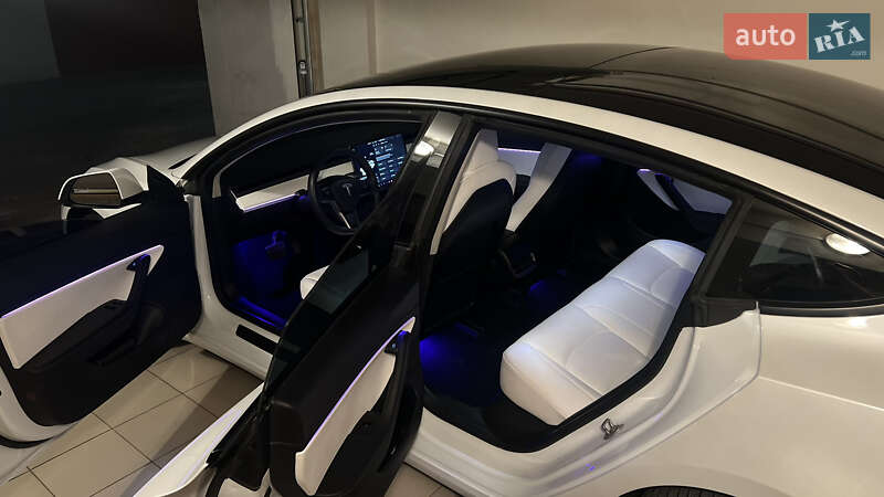 Седан Tesla Model 3 2021 в Киеве