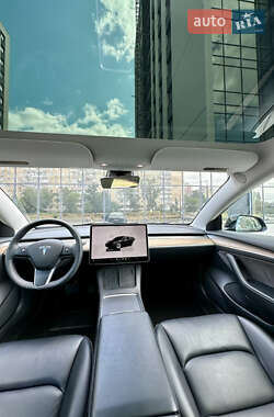 Седан Tesla Model 3 2022 в 