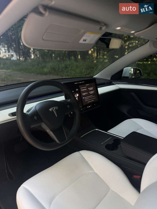 Седан Tesla Model 3 2022 в Чернівцях