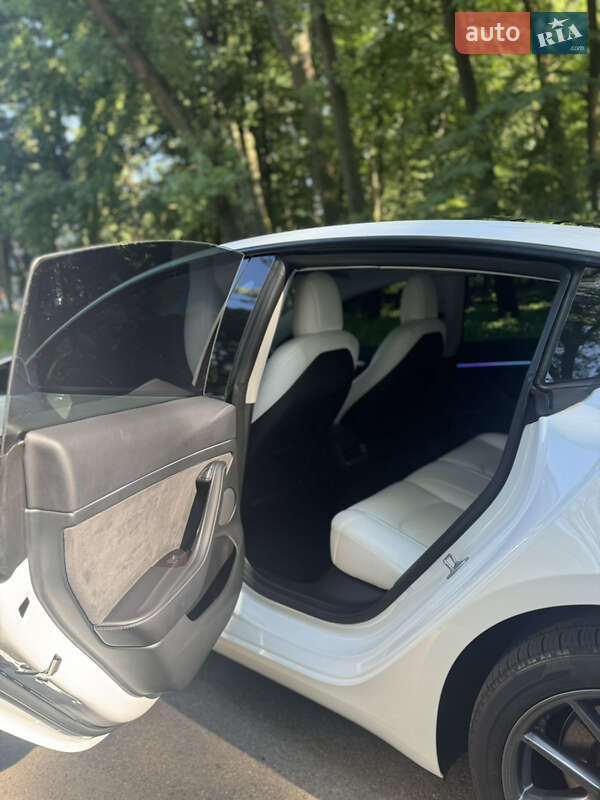 Седан Tesla Model 3 2022 в Чернівцях