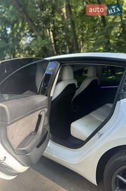 Седан Tesla Model 3 2022 в 